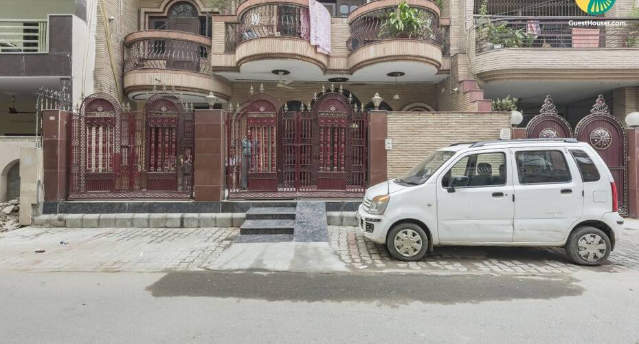 4-BR apartment for 8, New Delhi 1